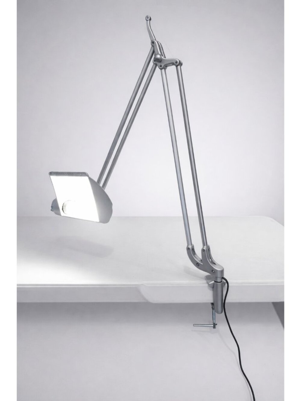 Humanscale Diffrient Task II Luminaire DA2E Dual Arm Task Light with CLAMP base